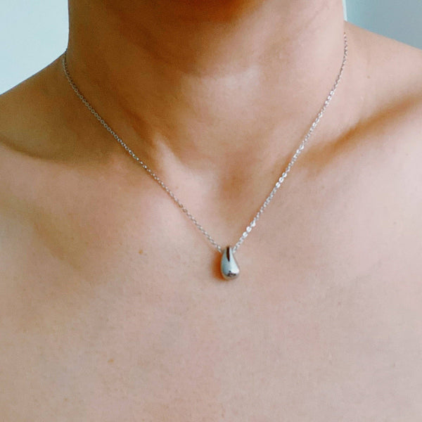 Mini Teardrop Pendant Necklace: Silver